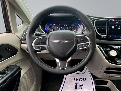 Used 2023 Chrysler Pacifica Touring-L FWD image 8
