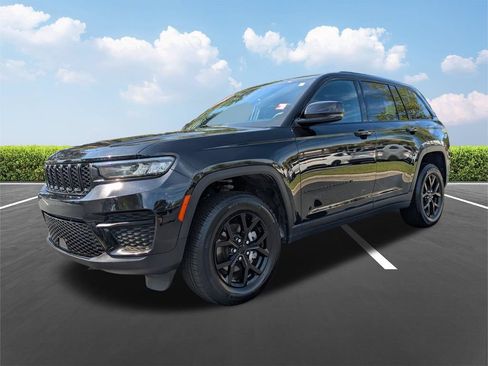 Used 2025 Jeep Grand Cherokee Altitude AWD/4WD image 9