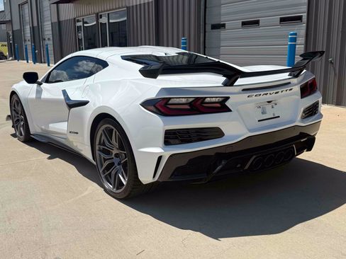 Used 2024 Chevrolet Corvette Z06 w/ Z07 Performance Package w/ Z07 Performance Package RWD image 7