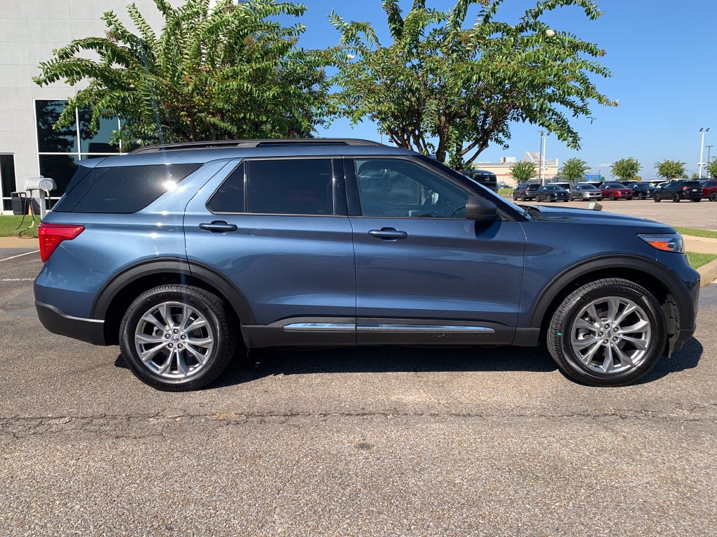Used 2020 Ford Explorer XLT w/ Equipment Group 202A AWD/4WD image 2