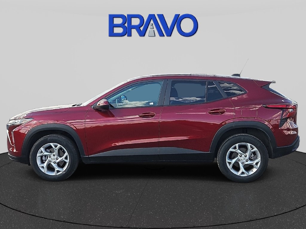 Used 2024 Chevrolet Trax LS w/ LS Convenience Package FWD image 2