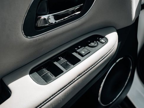 Used 2017 Honda HR-V EX image 19
