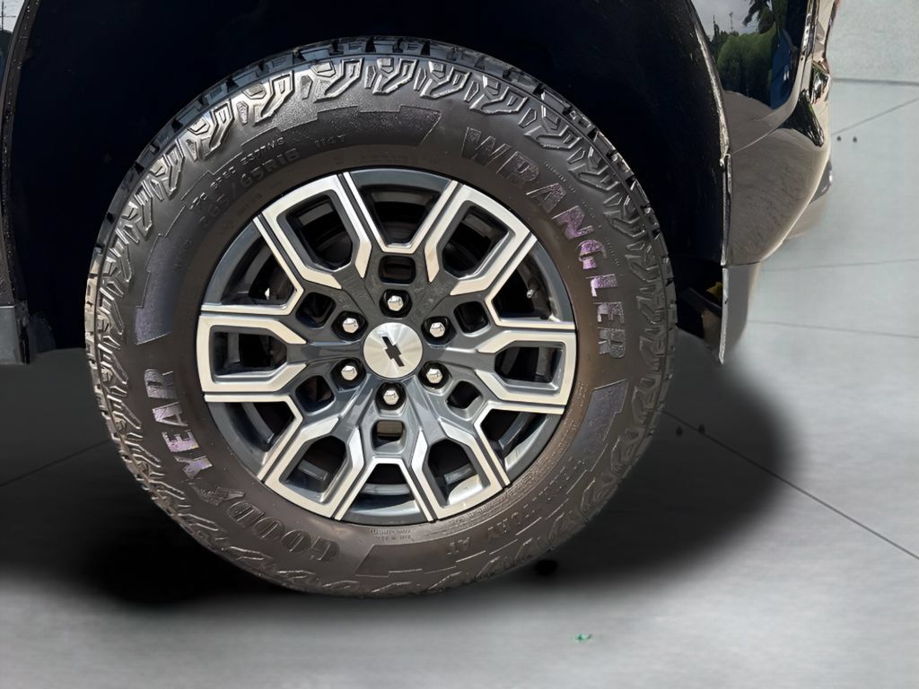Used 2023 Chevrolet Colorado Z71 AWD/4WD image 2