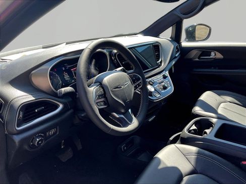 New 2026 Chrysler Pacifica Select AWD/4WD image 16
