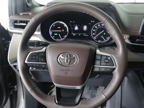 Used 2024 Toyota Sienna Platinum AWD/4WD image 16