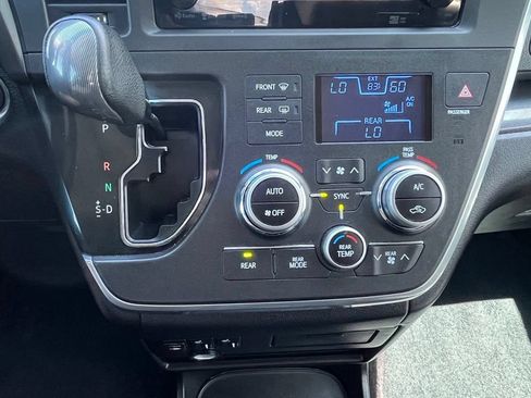 Used 2016 Toyota Sienna SE Premium FWD image 17