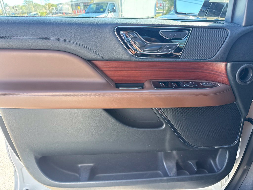 Used 2024 Lincoln Navigator L Reserve w/ Monochromatic Package AWD/4WD image 15