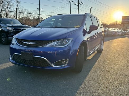 Used 2020 Chrysler Pacifica Touring-L image 3