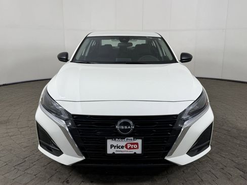 Used 2025 Nissan Altima 2.5 SV FWD image 2