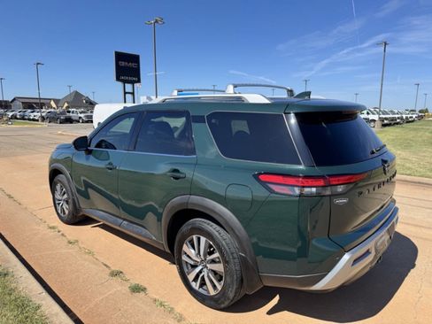 Used 2023 Nissan Pathfinder SL w/ Black Appearance Package image 13