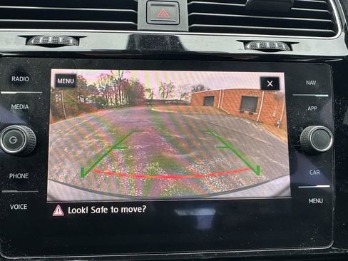 Used 2018 Volkswagen Golf S image 34