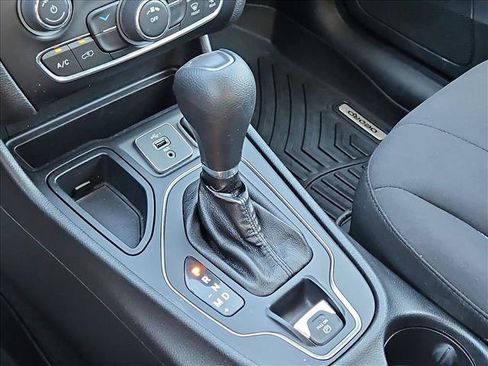Used 2019 Jeep Cherokee Latitude w/ Popular Appearance Group FWD image 12