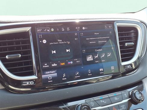 Used 2024 Chrysler Pacifica Touring-L image 7