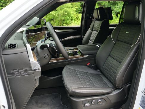 Used 2026 Cadillac Escalade Platinum Sport w/ LPO, ONYX Package AWD/4WD image 31