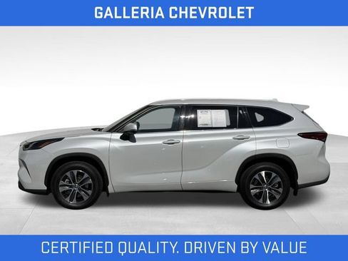 Used 2022 Toyota Highlander XLE FWD image 4