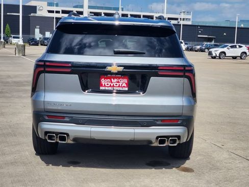 Used 2025 Chevrolet Traverse LT w/ Driver Confidence Package FWD image 6