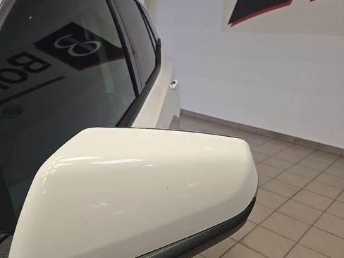 Used 2024 GMC Terrain SLT image 19