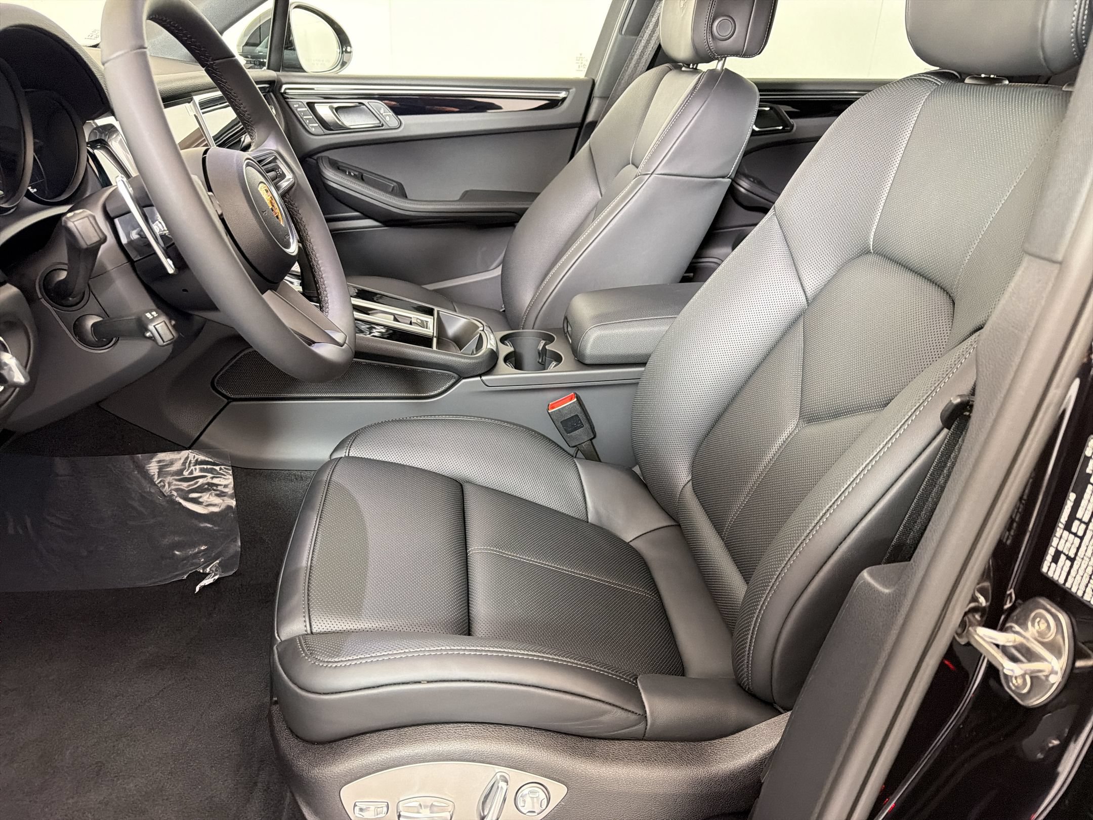 Used 2026 Porsche Macan AWD/4WD image 5