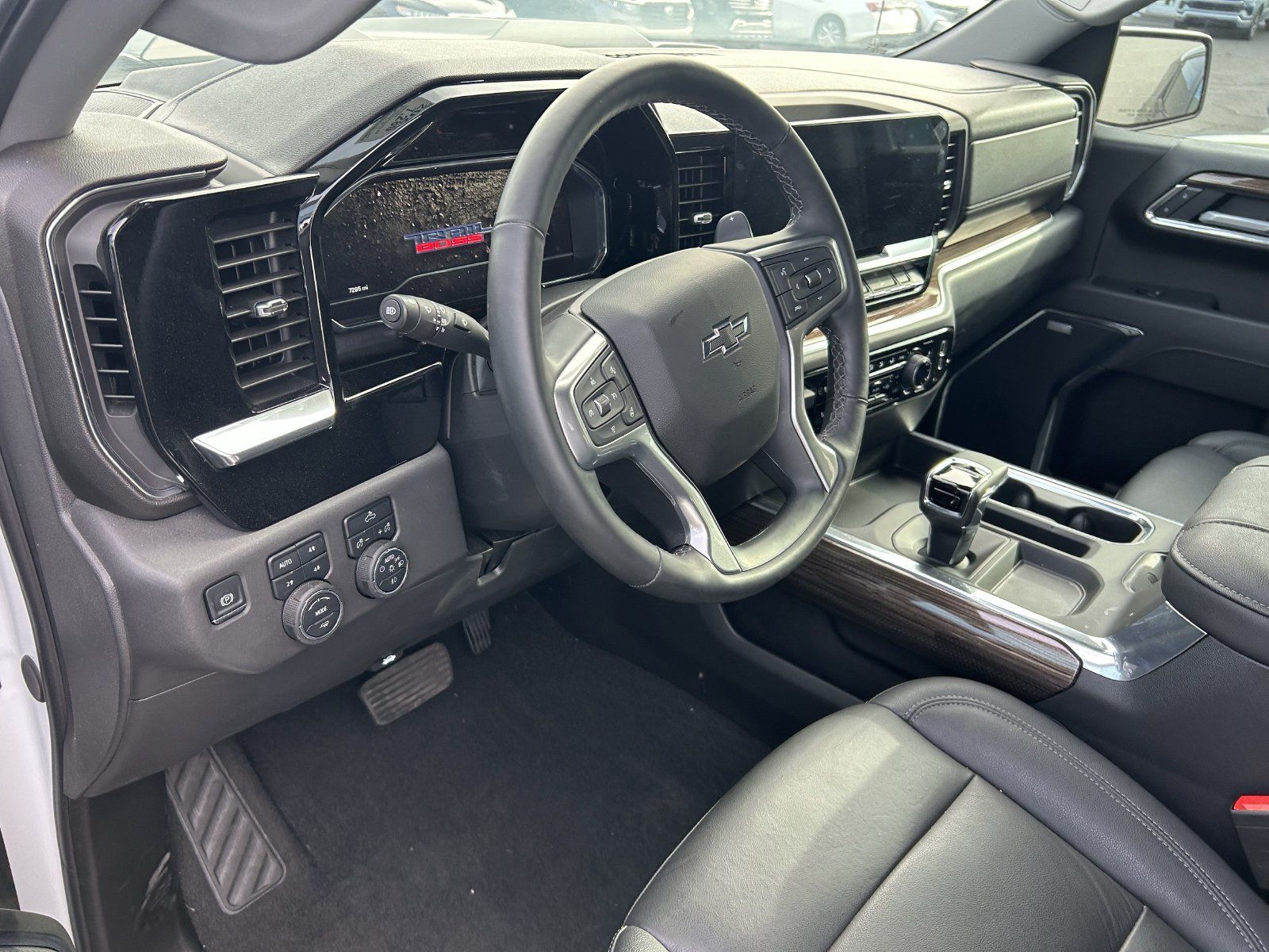 Used 2025 Chevrolet Silverado 1500 LT Trail Boss w/ Convenience Package II AWD/4WD image 13