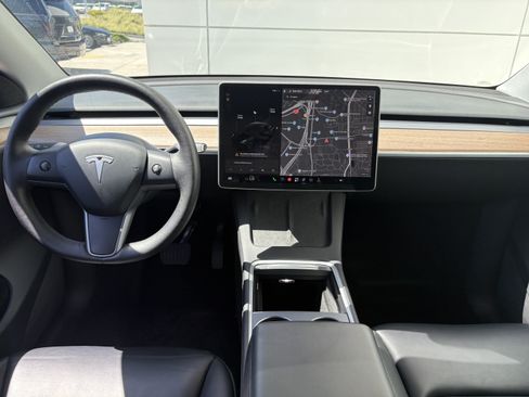Used 2024 Tesla Model Y 2WD image 19
