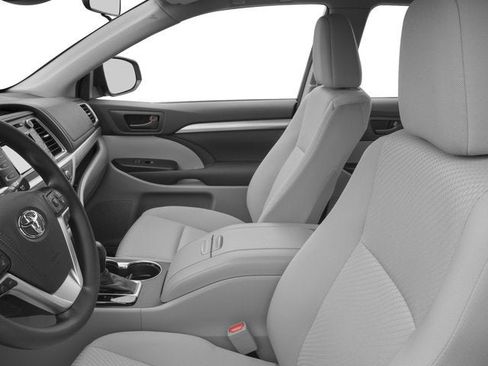 Used 2017 Toyota Highlander Plus AWD/4WD image 11