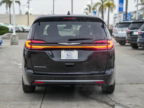 Used 2023 Chrysler Pacifica Touring-L image 6