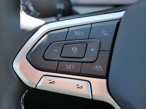 Certified 2025 Volkswagen Taos SEL image 33