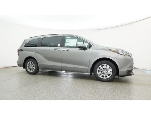 New 2026 Toyota Sienna XLE image 28
