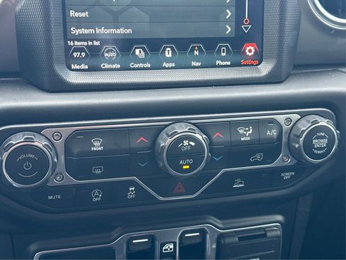 Used 2023 Jeep Gladiator Overland image 38