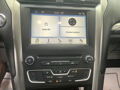 Used 2017 Ford Fusion SE w/ Fusion SE Technology Package FWD image 21