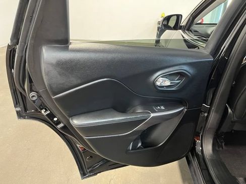 Used 2019 Jeep Cherokee Latitude Plus FWD image 19