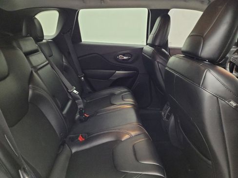 Used 2019 Jeep Cherokee Latitude Plus w/ Cold Weather Group AWD/4WD image 19