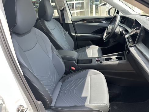 Used 2025 Volkswagen Tiguan SE AWD/4WD image 26