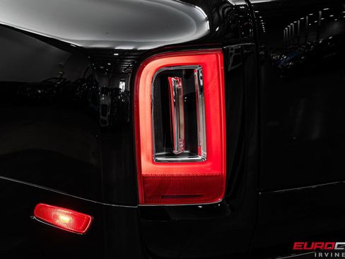 Used 2022 Rolls-Royce Cullinan Black Badge AWD/4WD image 19
