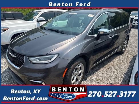 Used 2023 Chrysler Pacifica Limited FWD image 1