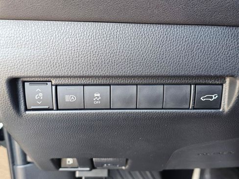 Used 2023 Toyota Venza LE AWD/4WD image 32