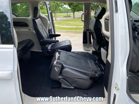 Used 2023 Chrysler Pacifica Touring-L FWD image 33