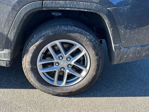 Used 2024 Jeep Grand Cherokee L Laredo w/ Luxury Tech Group I image 12