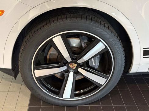 Certified 2025 Porsche Cayenne Coupe AWD/4WD image 12