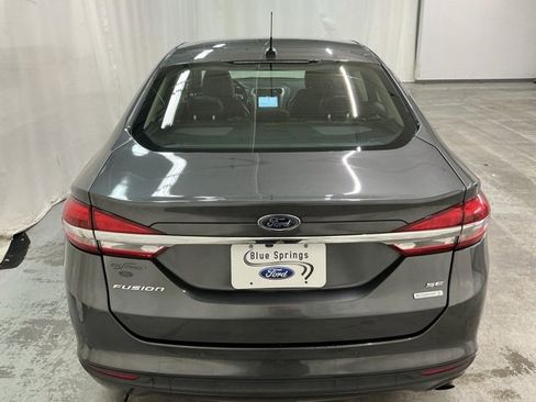 Used 2018 Ford Fusion SE w/ Fusion SE Technology Package image 4