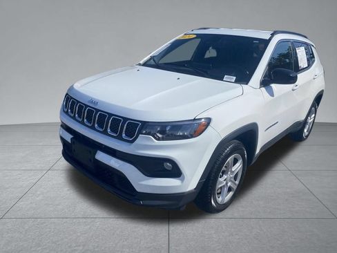 Used 2024 Jeep Compass Latitude AWD/4WD image 2