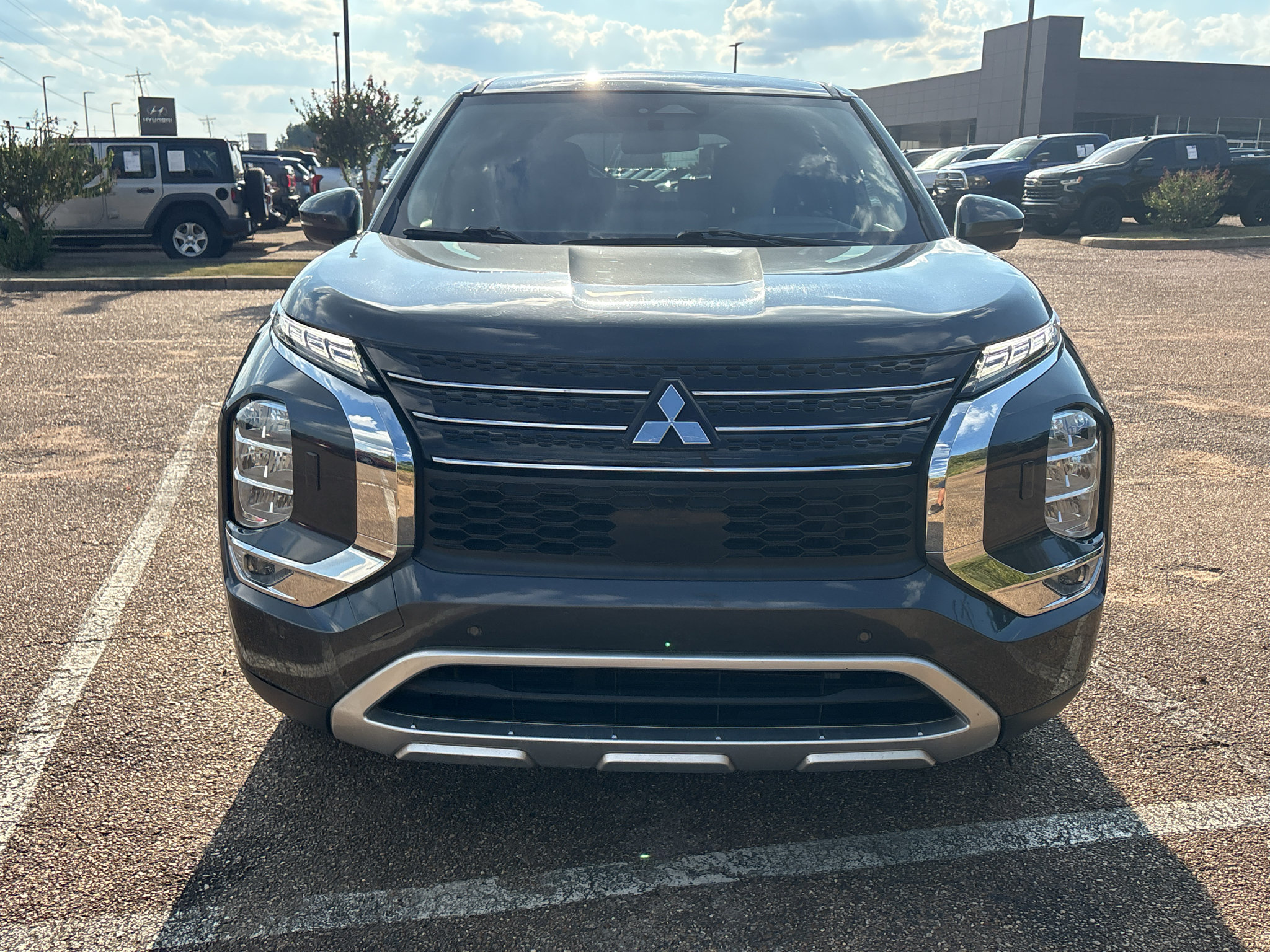 Used 2024 Mitsubishi Outlander SE AWD/4WD image 2