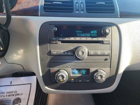 Used 2011 Buick Lucerne CX image 17