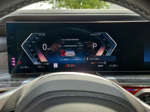Certified 2024 BMW i7 xDrive60 w/ Executive Package AWD/4WD image 12