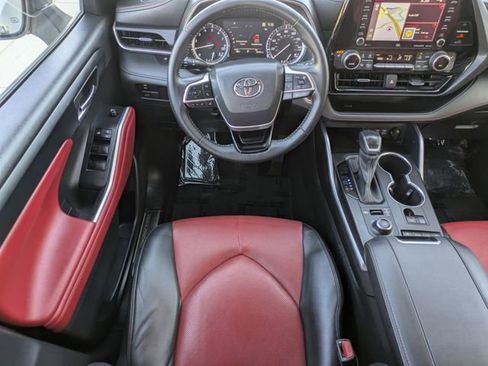 Used 2022 Toyota Highlander XSE image 12