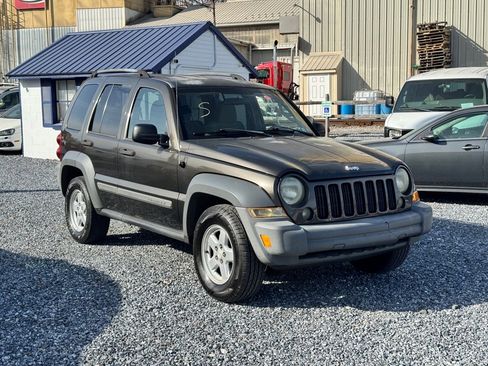 Used 2005 Jeep Liberty Sport image 3
