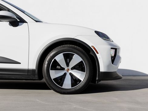 Used 2024 Porsche Macan 4 Electric image 11