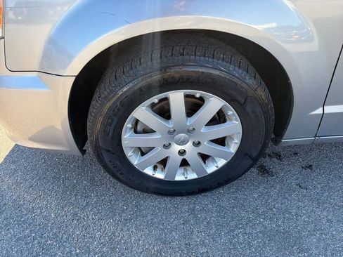 Used 2015 Chrysler Town & Country Touring image 10