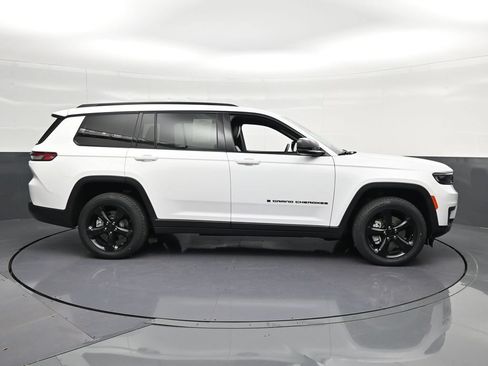 Used 2023 Jeep Grand Cherokee L Laredo AWD/4WD image 4