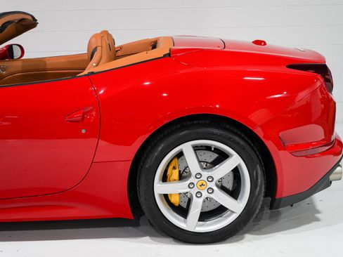 Used 2015 Ferrari California T RWD image 32